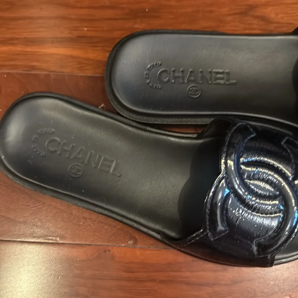 EUC CHANEL PATENT LEATHER LOGO SLIDES